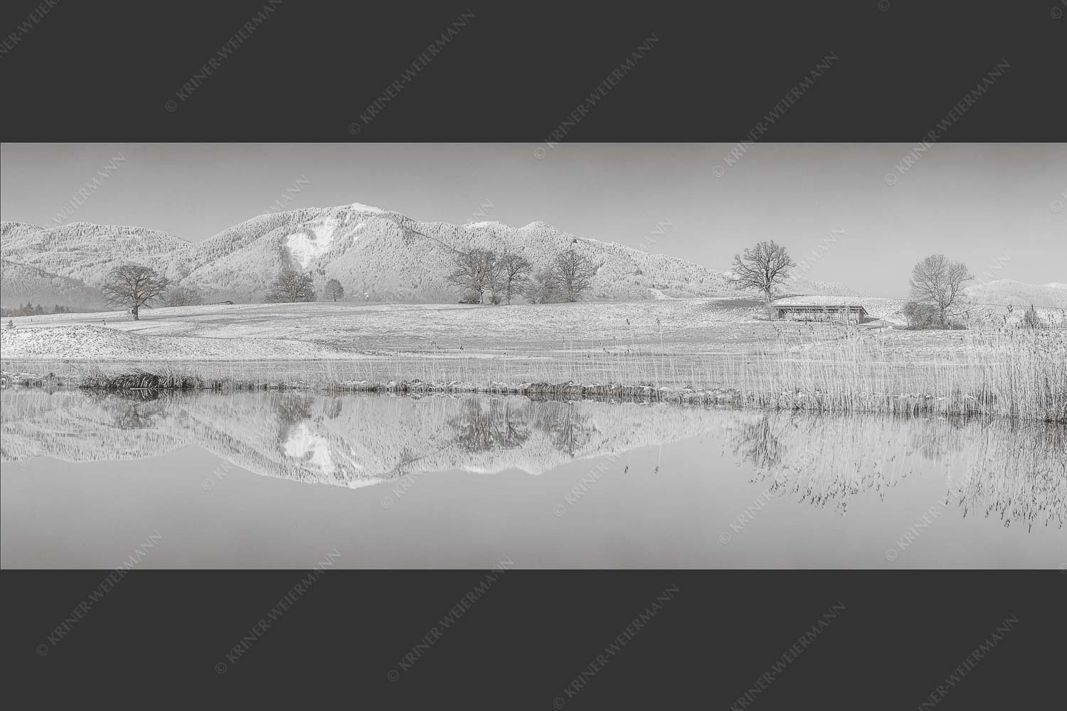 Blick über die Ach bei Uffing zum Hörnle in den Ammergauer Alpen - Silentium 2,5:1 sw -- Ach bei Uffing mit Hörnle - mehr Infos bei www.Kriner-Weiermann.de