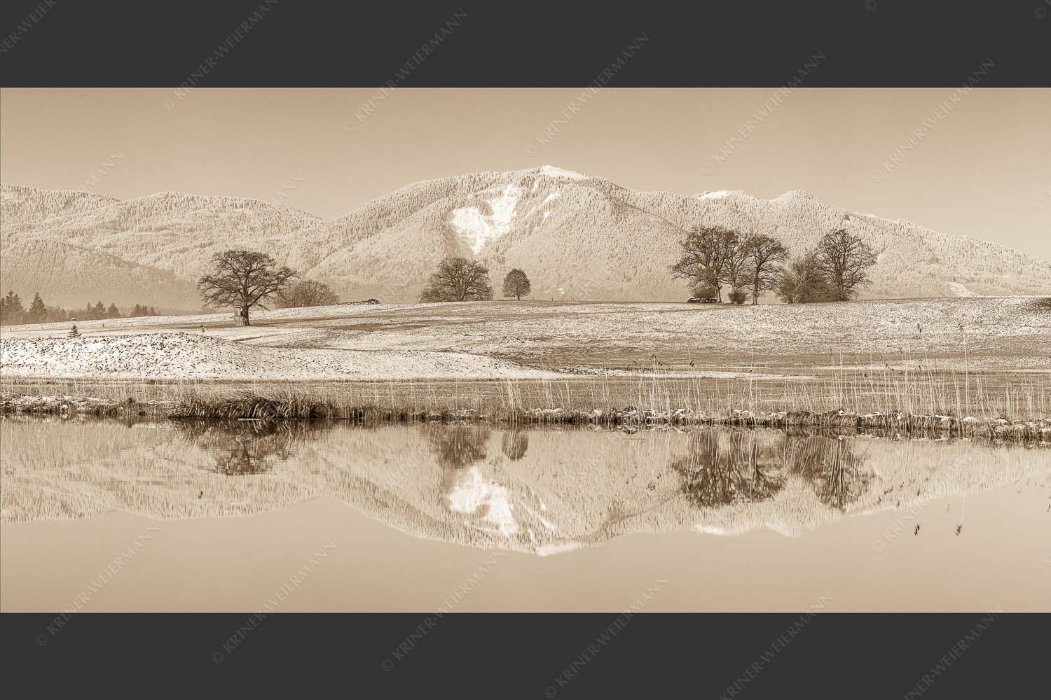 Blick über die Ach bei Uffing zum Hörnle in den Ammergauer Alpen - Silentium 2:1 sepia -- Ach bei Uffing mit Hörnle - mehr Infos bei www.Kriner-Weiermann.de