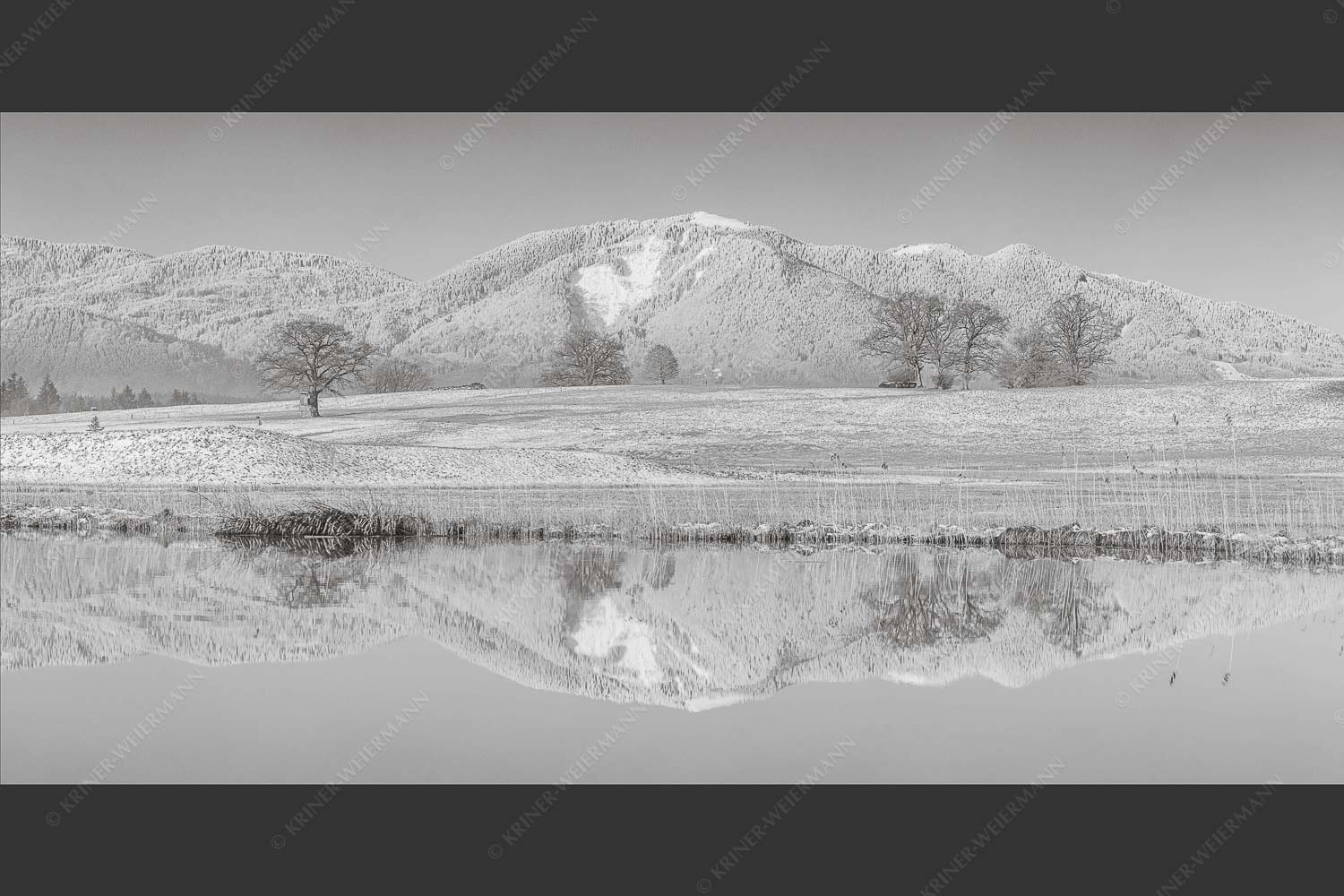 Blick über die Ach bei Uffing zum Hörnle in den Ammergauer Alpen - Silentium 2:1 sw -- Ach bei Uffing mit Hörnle - mehr Infos bei www.Kriner-Weiermann.de