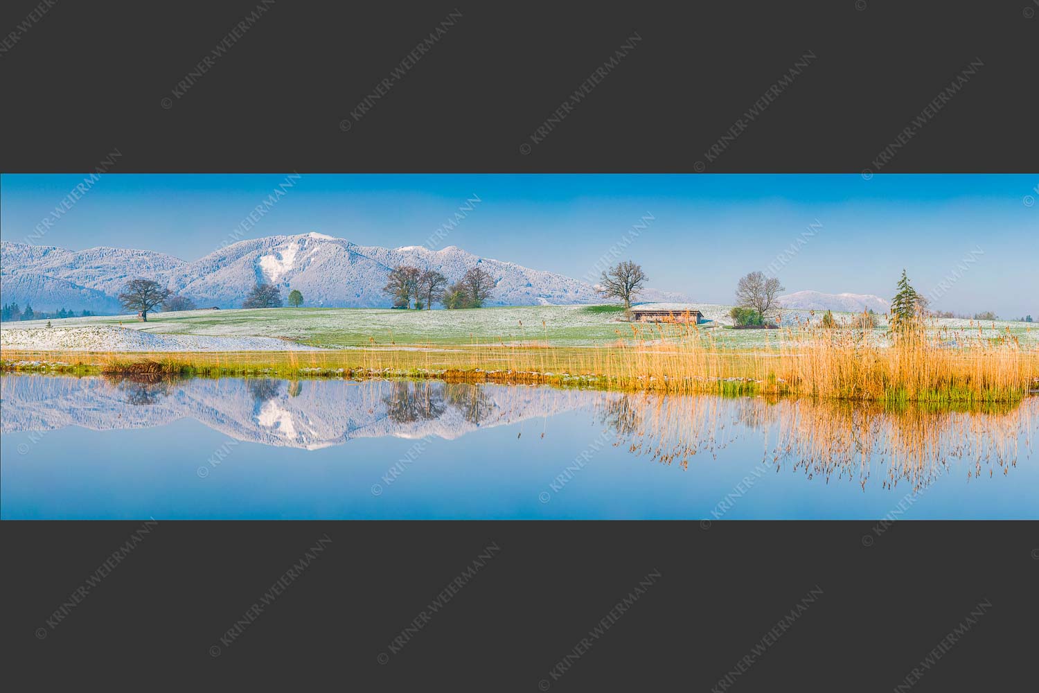 Blick über die Ach bei Uffing zum Hörnle in den Ammergauer Alpen - Silentium 3:1  -- Ach bei Uffing mit Hörnle - mehr Infos bei www.Kriner-Weiermann.de