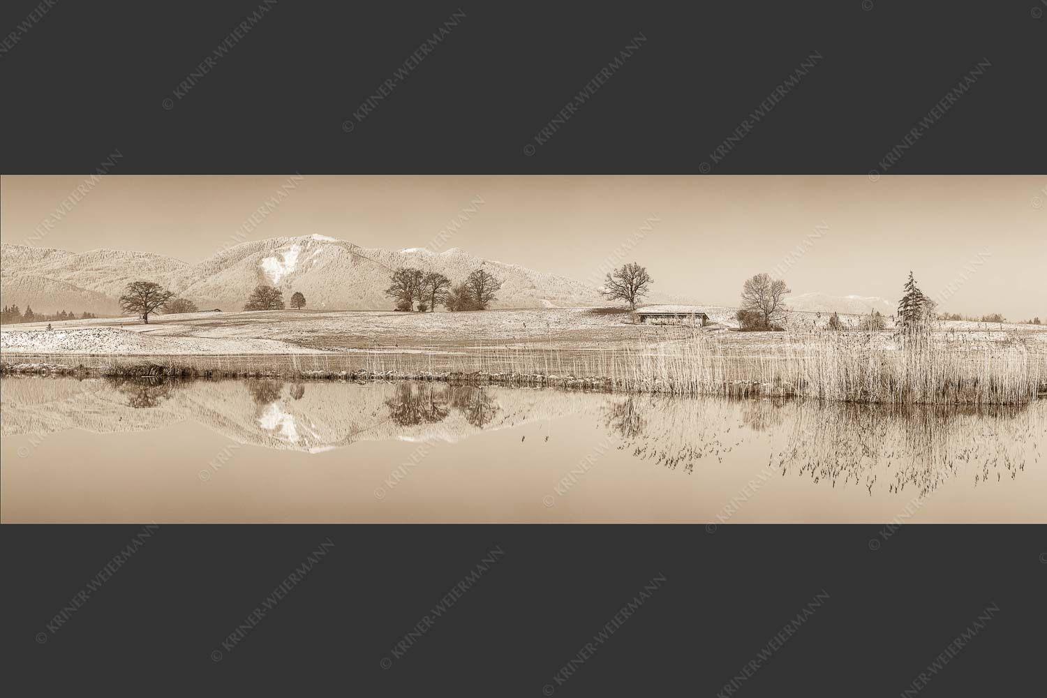 Blick über die Ach bei Uffing zum Hörnle in den Ammergauer Alpen - Silentium 3:1 sepia -- Ach bei Uffing mit Hörnle - mehr Infos bei www.Kriner-Weiermann.de
