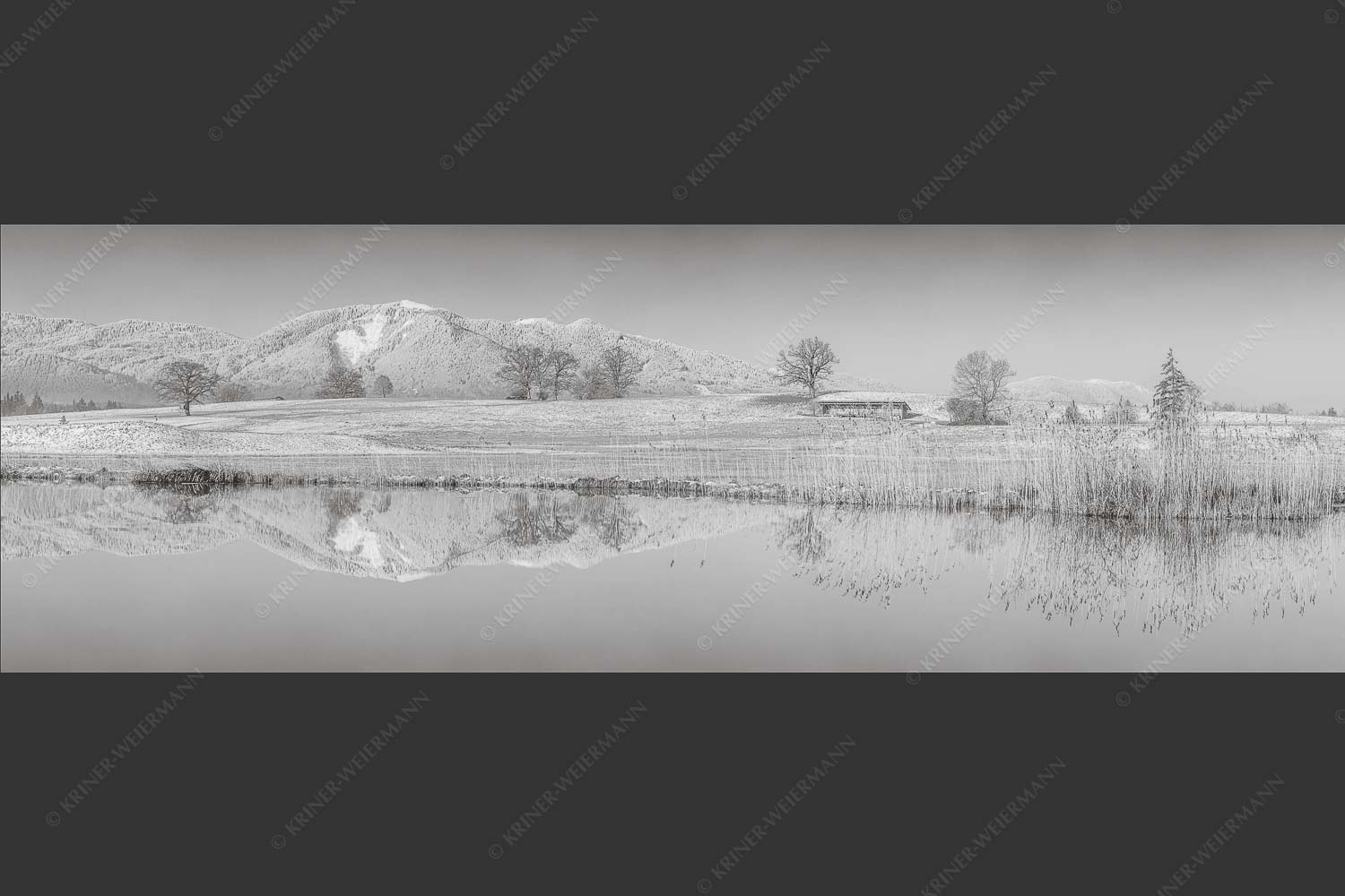 Blick über die Ach bei Uffing zum Hörnle in den Ammergauer Alpen - Silentium 3:1 sw -- Ach bei Uffing mit Hörnle - mehr Infos bei www.Kriner-Weiermann.de