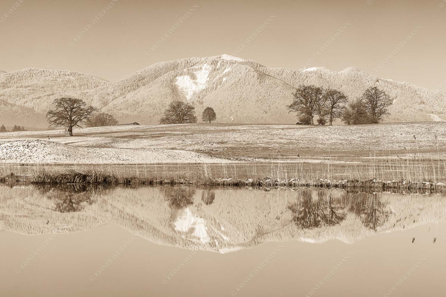 Blick über die Ach bei Uffing zum Hörnle in den Ammergauer Alpen - Silentium 3:2 sepia -- Ach bei Uffing mit Hörnle - mehr Infos bei www.Kriner-Weiermann.de