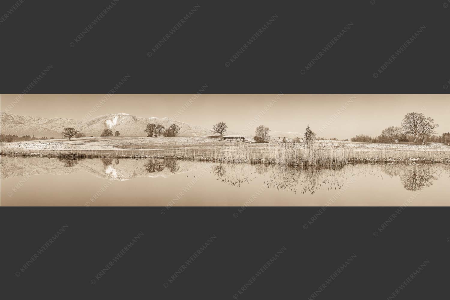 Blick über die Ach bei Uffing zum Hörnle in den Ammergauer Alpen - Silentium 4:1 sepia -- Ach bei Uffing mit Hörnle - mehr Infos bei www.Kriner-Weiermann.de