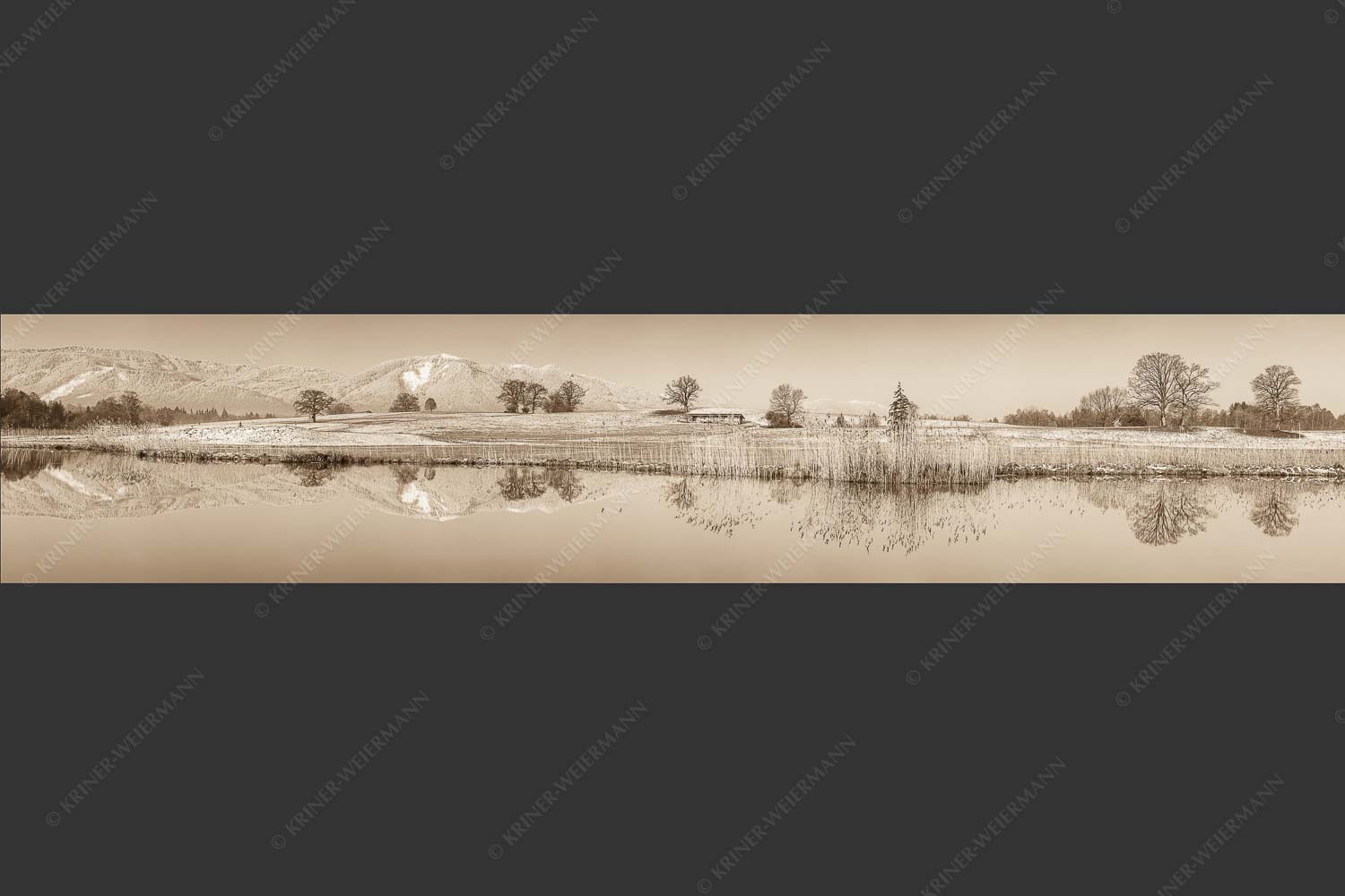 Blick über die Ach bei Uffing zum Hörnle in den Ammergauer Alpen - Silentium 5:1 sepia -- Ach bei Uffing mit Hörnle - mehr Infos bei www.Kriner-Weiermann.de