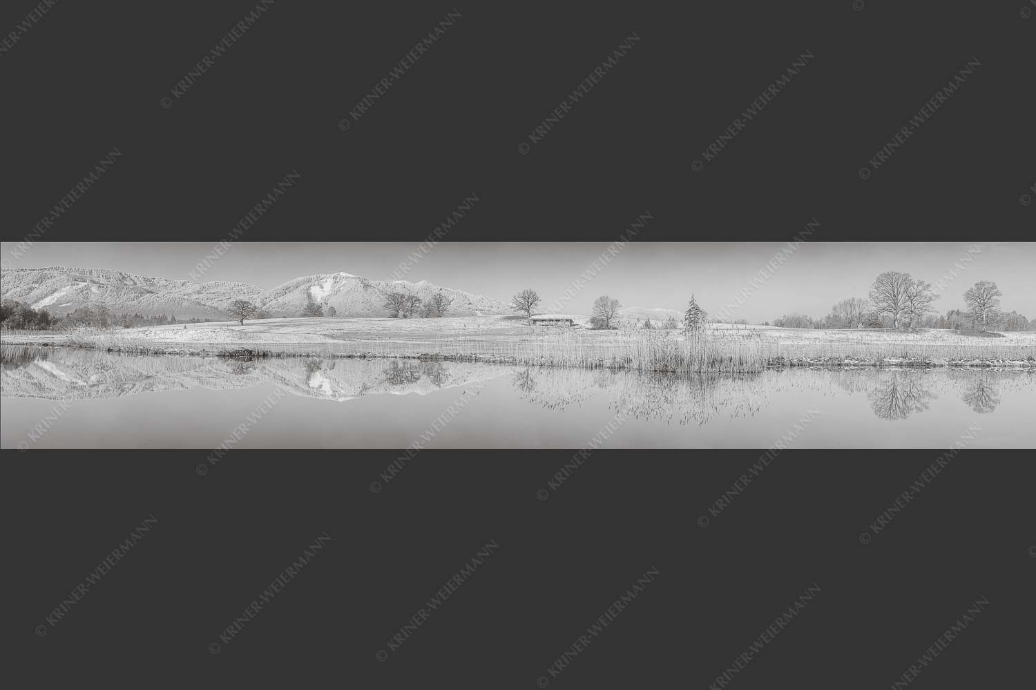 Blick über die Ach bei Uffing zum Hörnle in den Ammergauer Alpen - Silentium 5:1 sw -- Ach bei Uffing mit Hörnle - mehr Infos bei www.Kriner-Weiermann.de