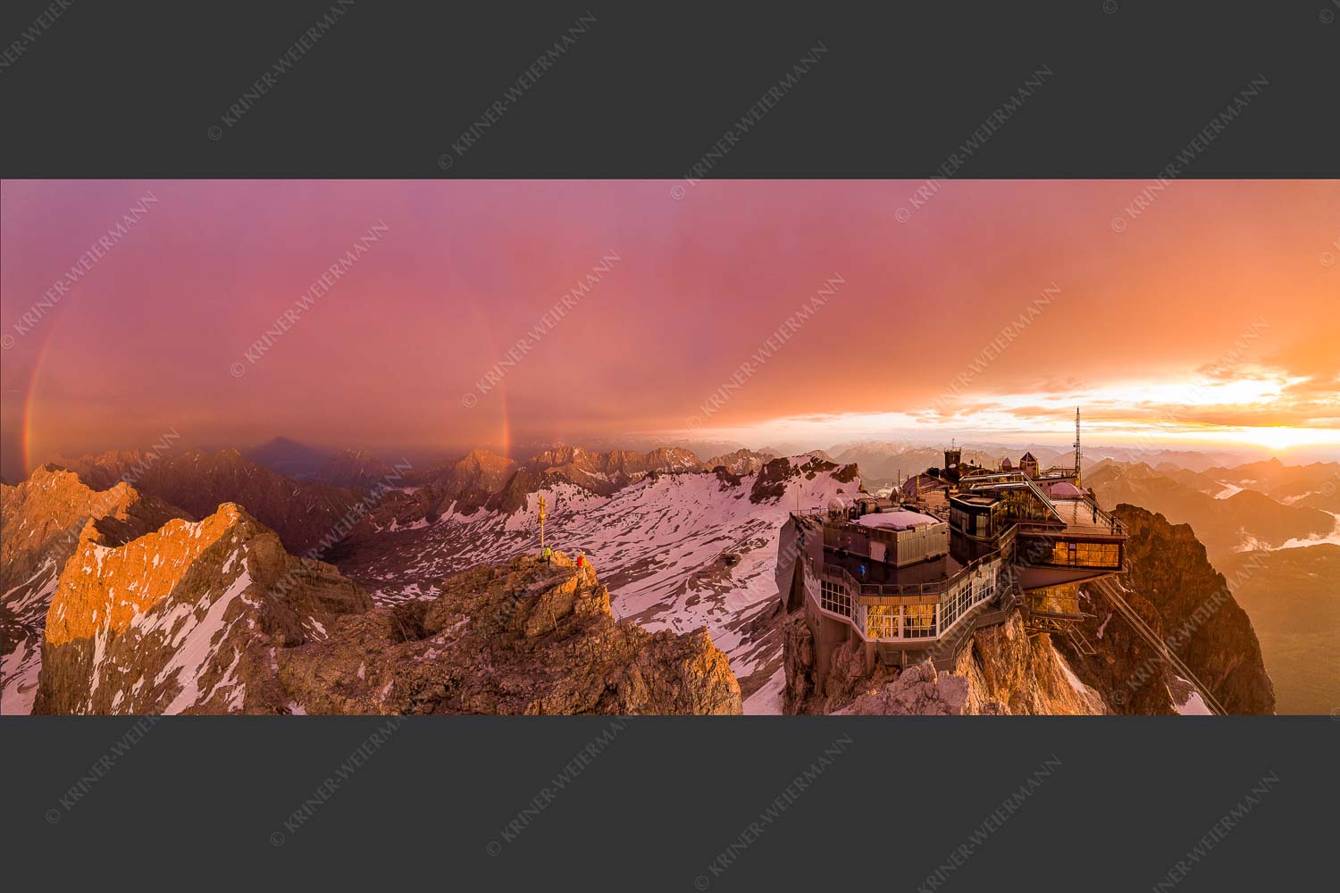 Zugspitzbergstation und Bergsteiger am Zugspitzgipfel und Regenborgen - Spacig 2,5:1  -- Zugspitzgipfel Regenbogen - mehr Infos bei www.Kriner-Weiermann.de