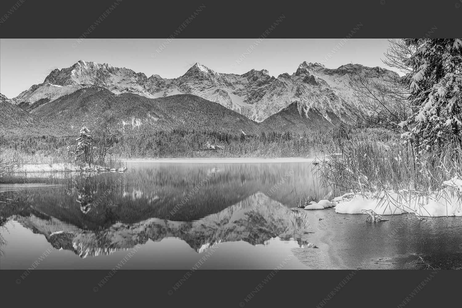 Winterstimmung am Barmsee - Still und Starr II 2:1 sw -- Barmsee mit Karwendel - mehr Infos bei www.Kriner-Weiermann.de