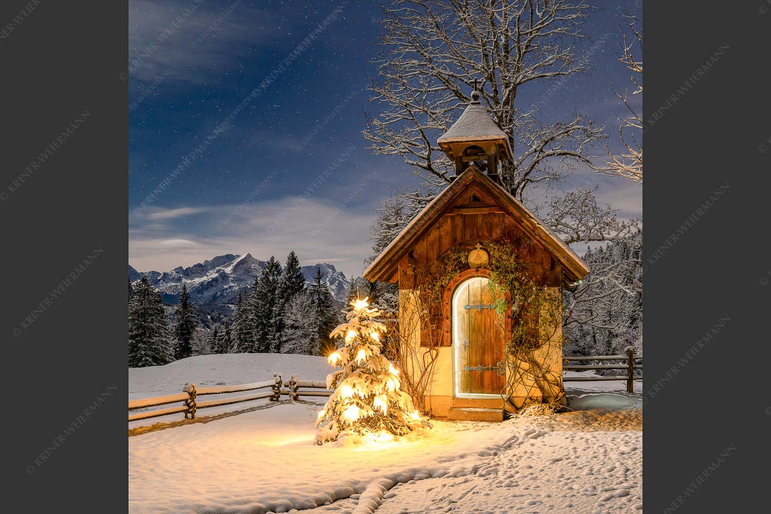 Die Kapelle beim Gschwandnerbauern liegt vor einem einzigartigen Panorama - Stille Nacht 1:1  -- Weihnachtliche Kapelle - mehr Infos bei www.Kriner-Weiermann.de