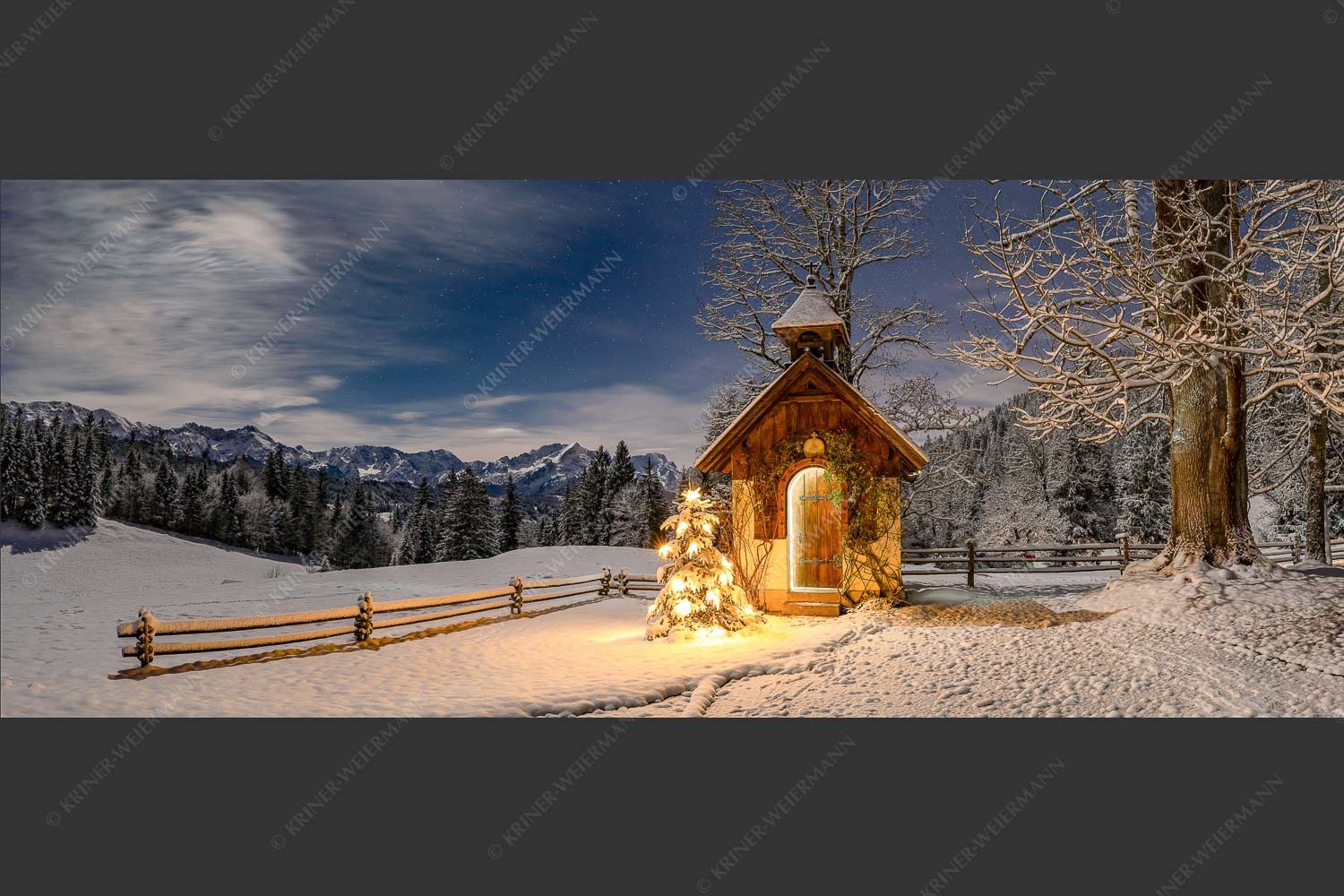 Die Kapelle beim Gschwandnerbauern liegt vor einem einzigartigen Panorama - Stille Nacht 2,5:1  -- Weihnachtliche Kapelle - mehr Infos bei www.Kriner-Weiermann.de