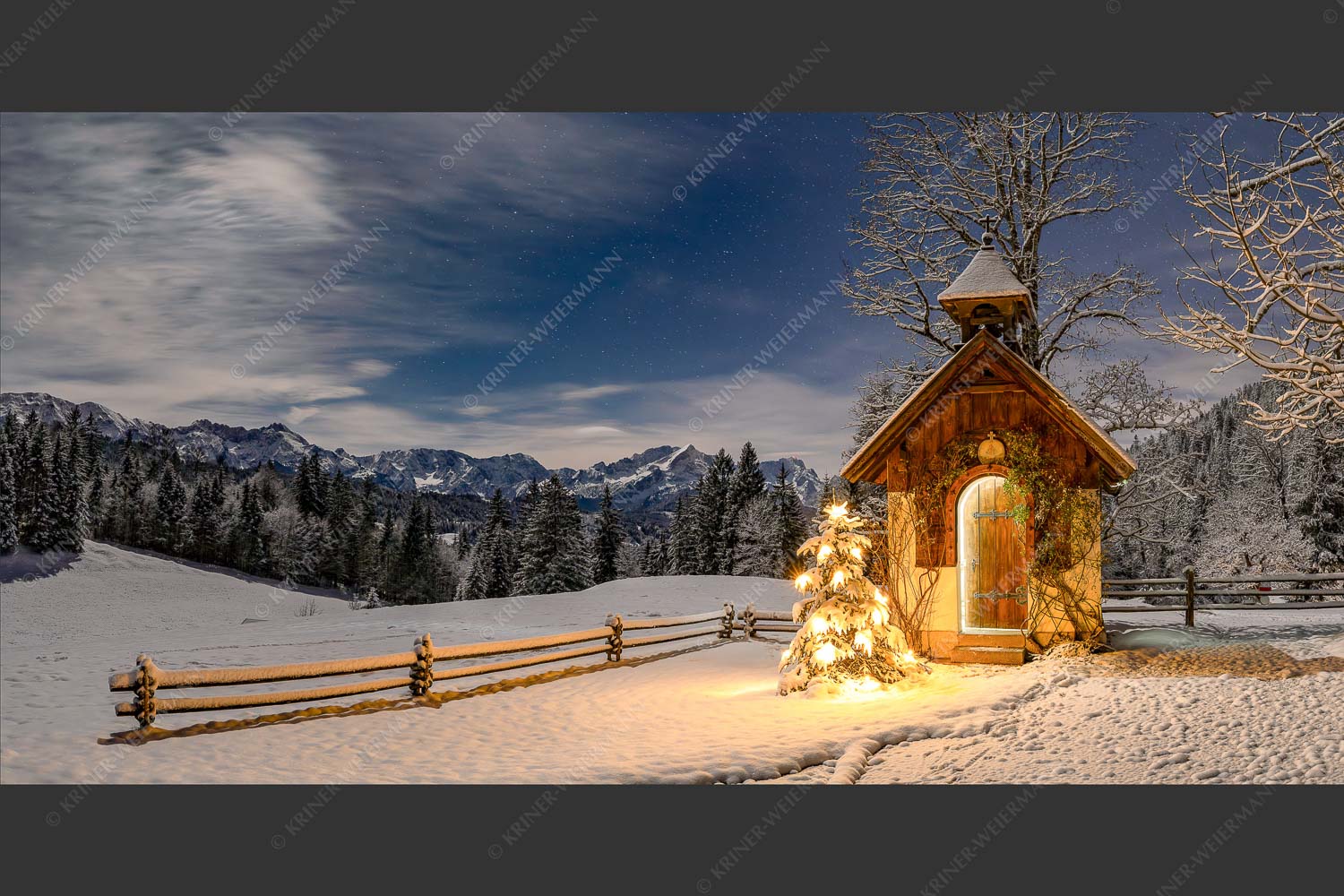 Die Kapelle beim Gschwandnerbauern liegt vor einem einzigartigen Panorama - Stille Nacht 2:1  -- Weihnachtliche Kapelle - mehr Infos bei www.Kriner-Weiermann.de