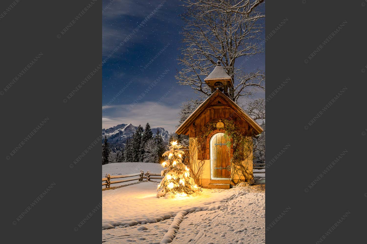Die Kapelle beim Gschwandnerbauern liegt vor einem einzigartigen Panorama - Stille Nacht 2:3  -- Weihnachtliche Kapelle - mehr Infos bei www.Kriner-Weiermann.de
