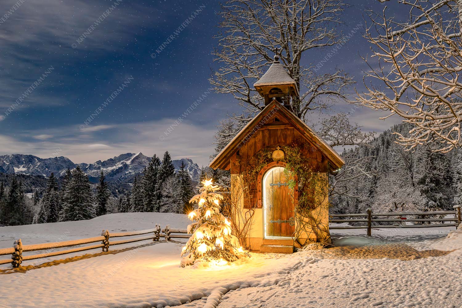 Die Kapelle beim Gschwandnerbauern liegt vor einem einzigartigen Panorama - Stille Nacht 3:2  -- Weihnachtliche Kapelle - mehr Infos bei www.Kriner-Weiermann.de
