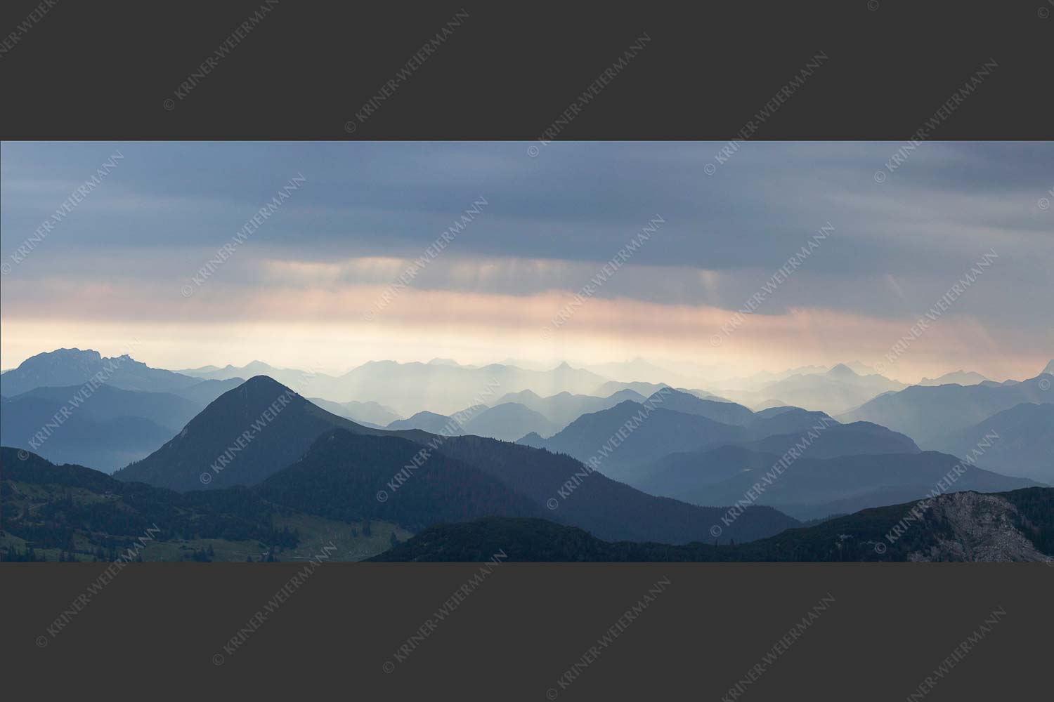 Einducksvolle Lichtstimmung im Estergebirge mit Blick in die Bayerischen Voralpen - Strahlen 2,5:1  -- Bayerische Voralpen - mehr Infos bei www.Kriner-Weiermann.de