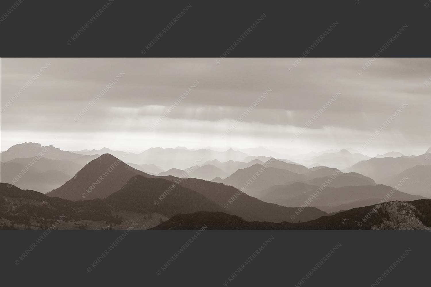 Einducksvolle Lichtstimmung im Estergebirge mit Blick in die Bayerischen Voralpen - Strahlen 2,5:1 sepia -- Bayerische Voralpen - mehr Infos bei www.Kriner-Weiermann.de