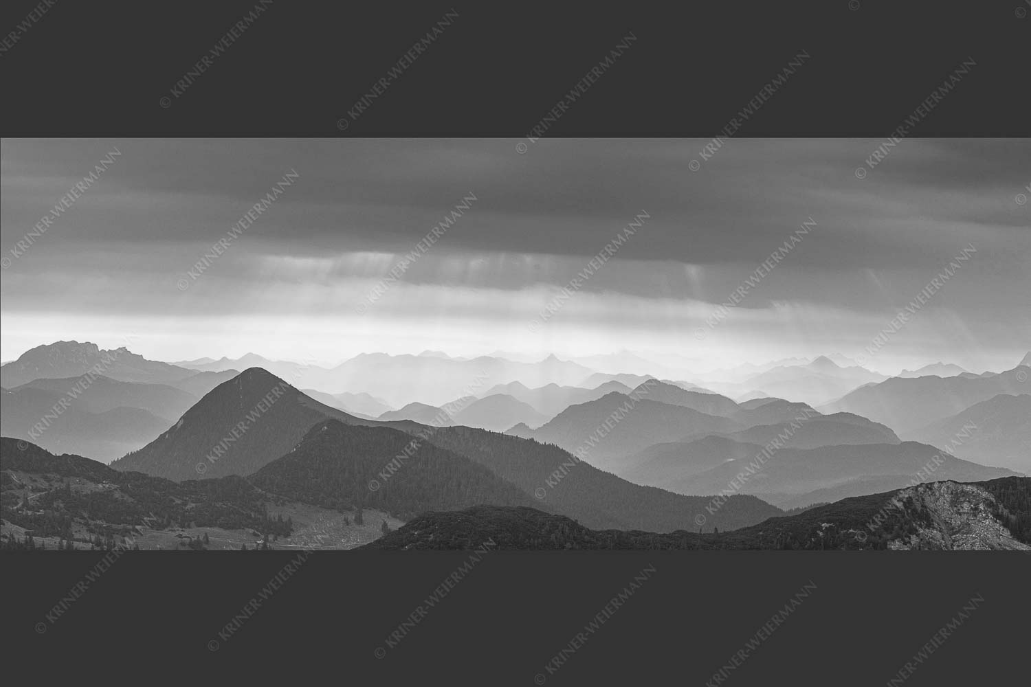 Einducksvolle Lichtstimmung im Estergebirge mit Blick in die Bayerischen Voralpen - Strahlen 2,5:1 sw -- Bayerische Voralpen - mehr Infos bei www.Kriner-Weiermann.de