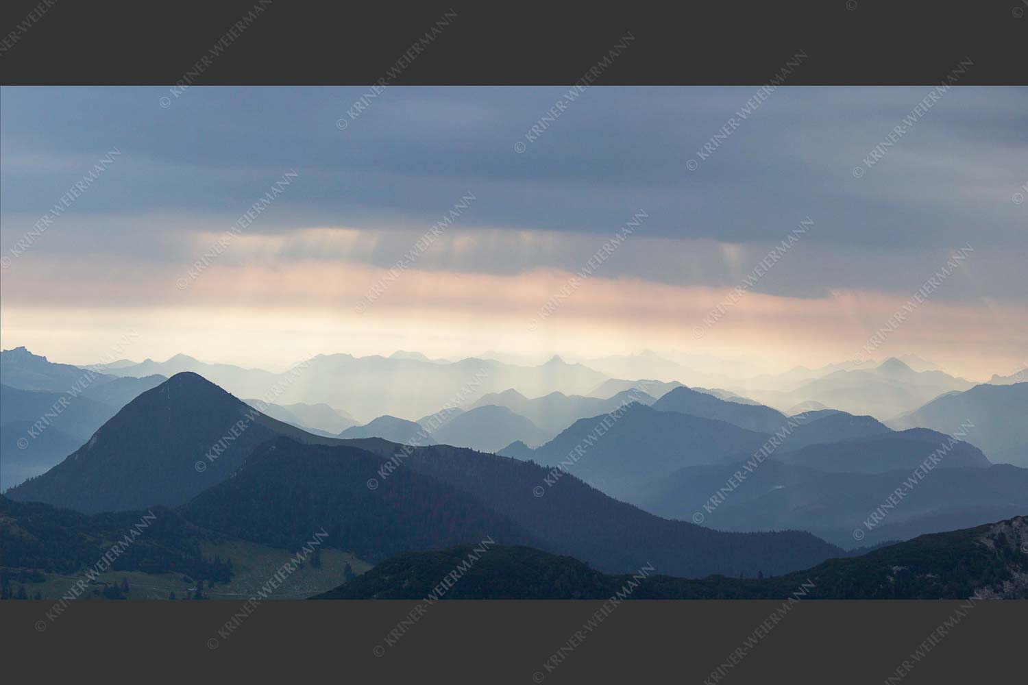 Einducksvolle Lichtstimmung im Estergebirge mit Blick in die Bayerischen Voralpen - Strahlen 2:1  -- Bayerische Voralpen - mehr Infos bei www.Kriner-Weiermann.de