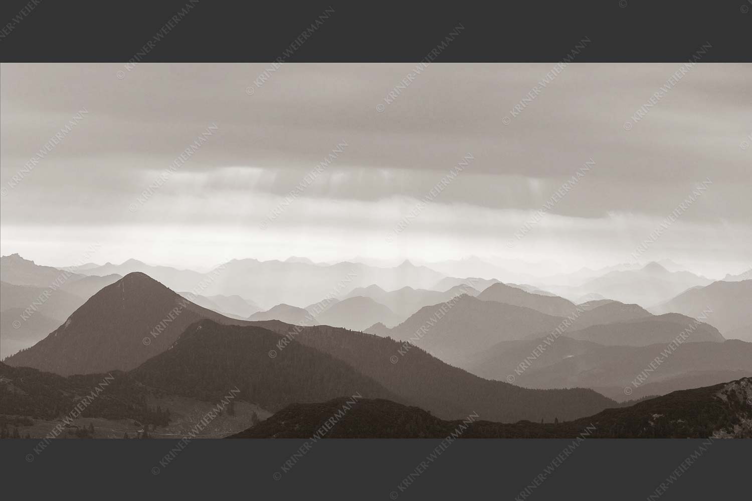 Einducksvolle Lichtstimmung im Estergebirge mit Blick in die Bayerischen Voralpen - Strahlen 2:1 sepia -- Bayerische Voralpen - mehr Infos bei www.Kriner-Weiermann.de