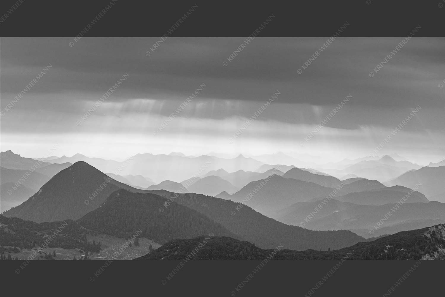 Einducksvolle Lichtstimmung im Estergebirge mit Blick in die Bayerischen Voralpen - Strahlen 2:1 sw -- Bayerische Voralpen - mehr Infos bei www.Kriner-Weiermann.de