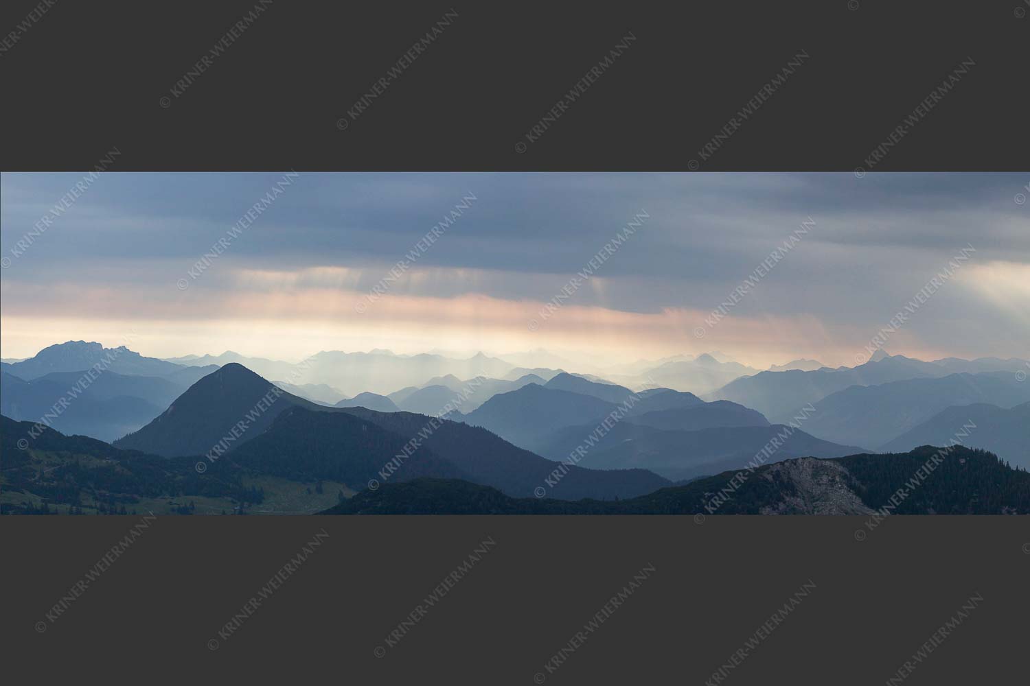 Einducksvolle Lichtstimmung im Estergebirge mit Blick in die Bayerischen Voralpen - Strahlen 3:1  -- Bayerische Voralpen - mehr Infos bei www.Kriner-Weiermann.de