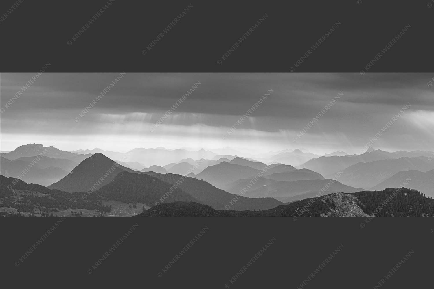 Einducksvolle Lichtstimmung im Estergebirge mit Blick in die Bayerischen Voralpen - Strahlen 3:1 sw -- Bayerische Voralpen - mehr Infos bei www.Kriner-Weiermann.de