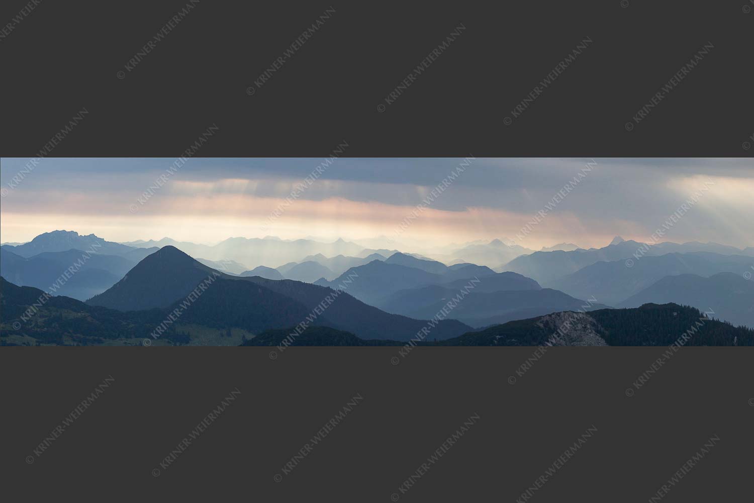 Einducksvolle Lichtstimmung im Estergebirge mit Blick in die Bayerischen Voralpen - Strahlen 4:1  -- Bayerische Voralpen - mehr Infos bei www.Kriner-Weiermann.de