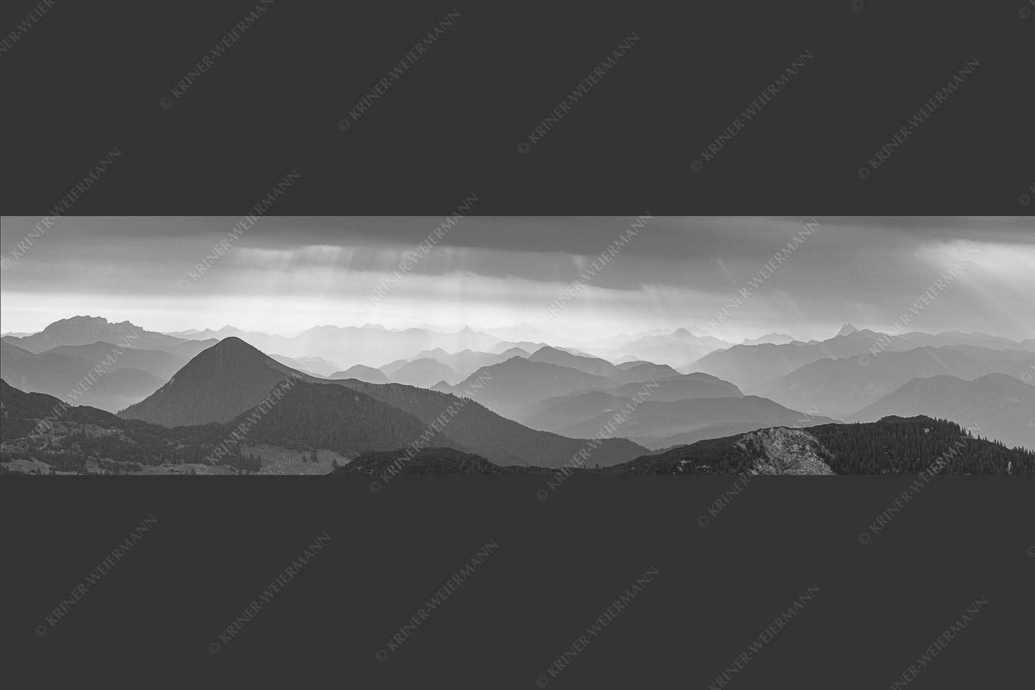 Einducksvolle Lichtstimmung im Estergebirge mit Blick in die Bayerischen Voralpen - Strahlen 4:1 sw -- Bayerische Voralpen - mehr Infos bei www.Kriner-Weiermann.de