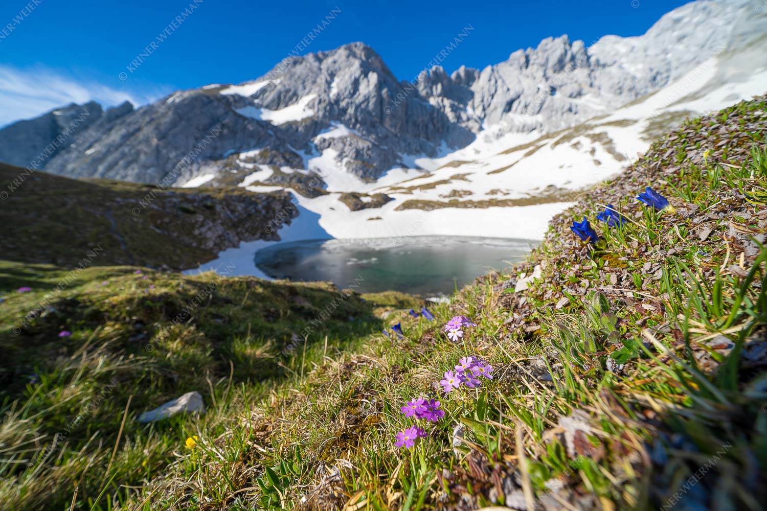 Am Anfang des Grieskars liegt der Stuibensee - Stuibensee 3:2  -- Frühling im Wettersteingebirge - mehr Infos bei www.Kriner-Weiermann.de