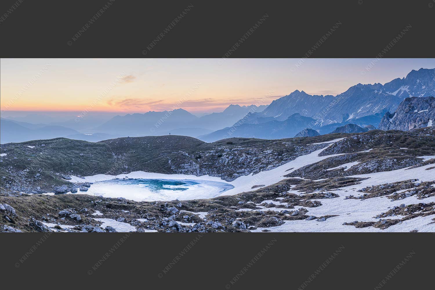 Am Anfang des Grieskars liegt der Stuibensee - Stuibensee IIb 2,5:1  -- Frühling im Wettersteingebirge - mehr Infos bei www.Kriner-Weiermann.de