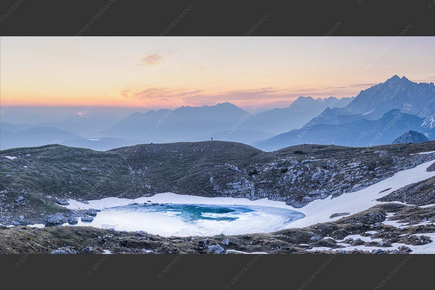 Am Anfang des Grieskars liegt der Stuibensee - Stuibensee IIb 2:1  -- Frühling im Wettersteingebirge - mehr Infos bei www.Kriner-Weiermann.de