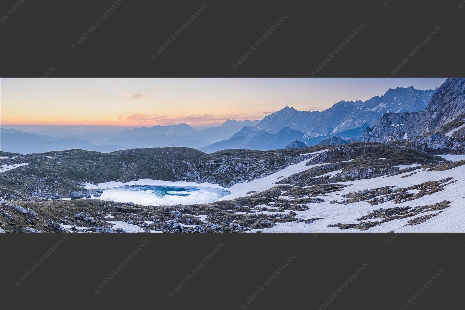 Am Anfang des Grieskars liegt der Stuibensee - Stuibensee IIb 3:1  -- Frühling im Wettersteingebirge - mehr Infos bei www.Kriner-Weiermann.de