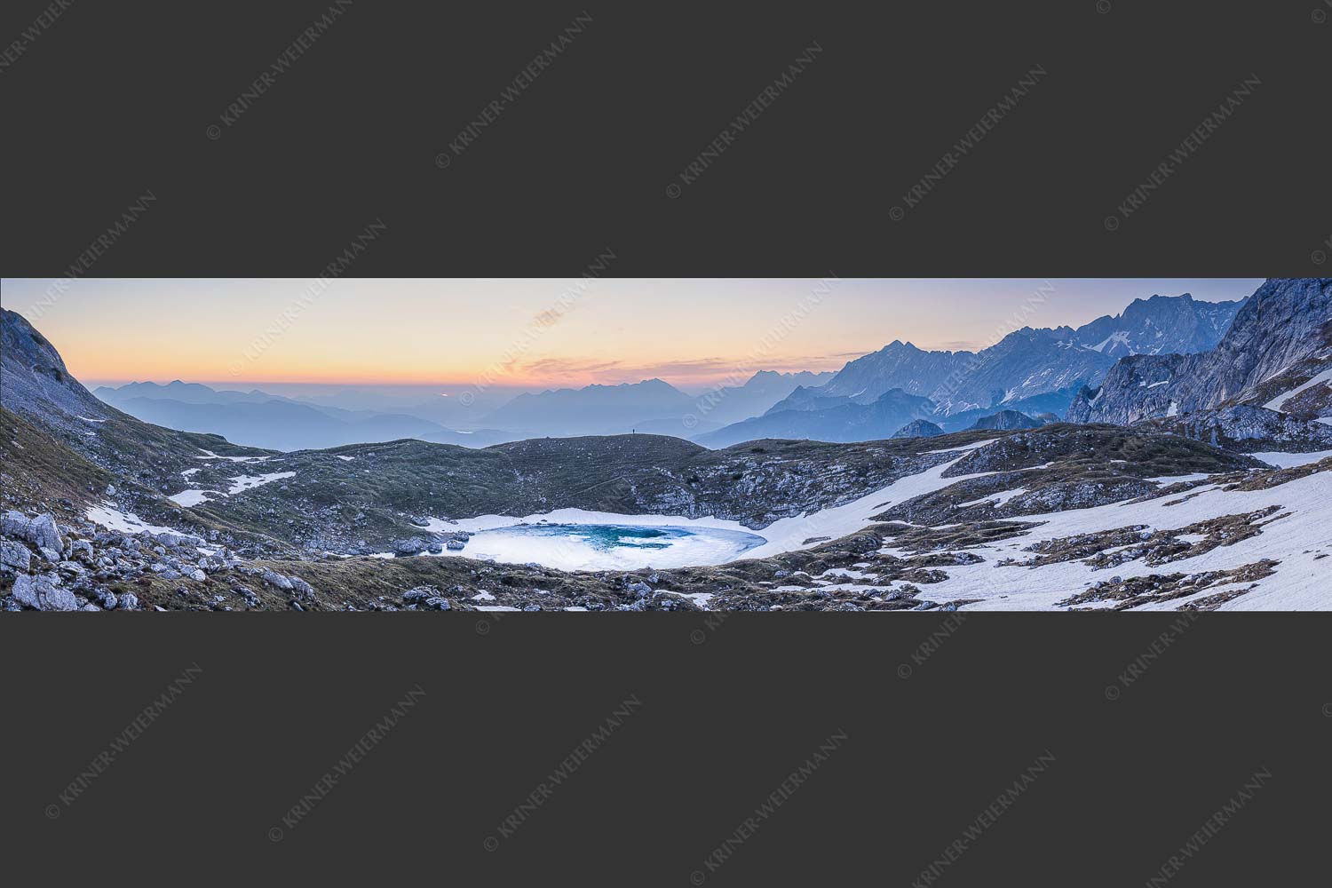 Am Anfang des Grieskars liegt der Stuibensee - Stuibensee IIb 4:1  -- Frühling im Wettersteingebirge - mehr Infos bei www.Kriner-Weiermann.de