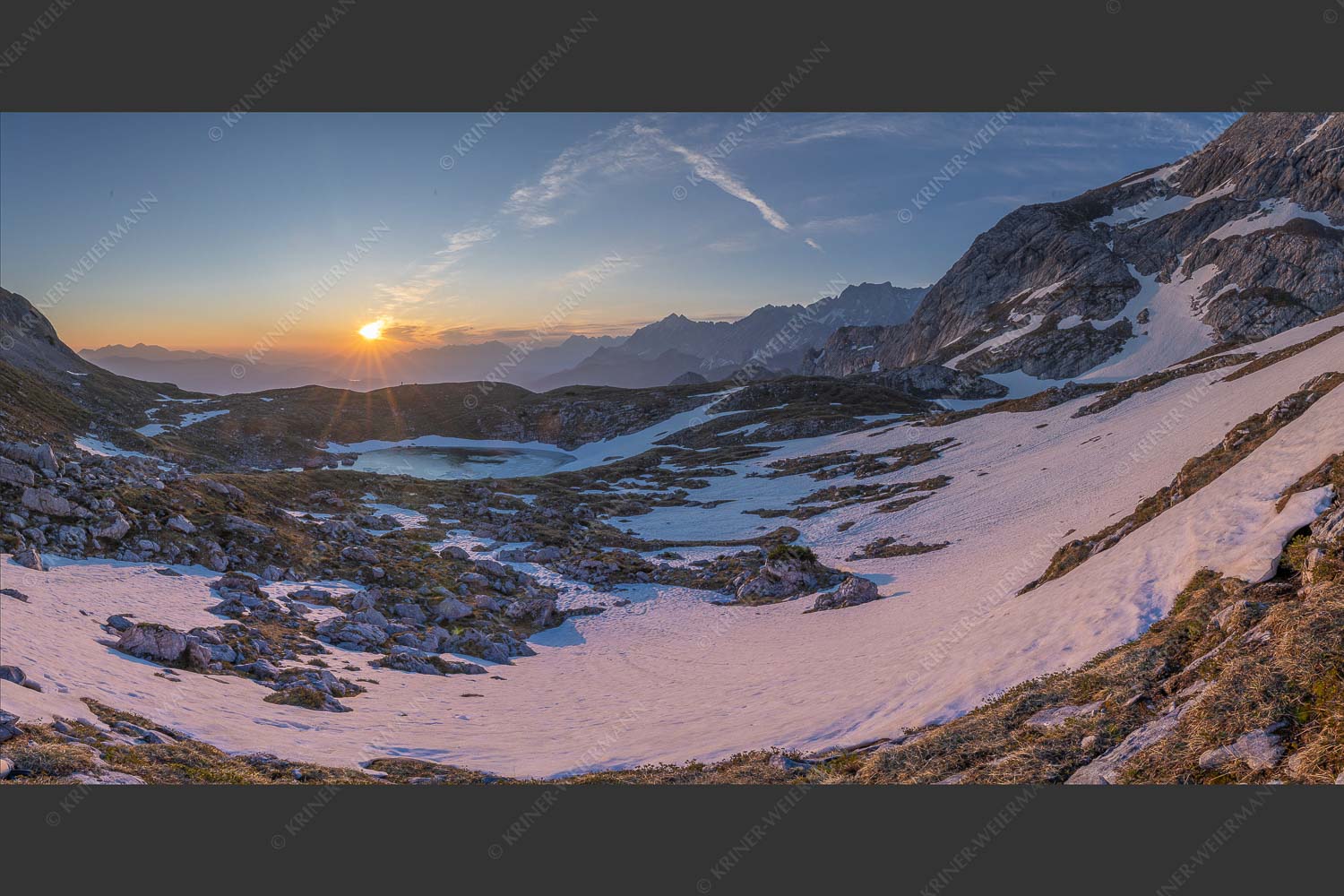 Am Anfang des Grieskars liegt der Stuibensee - Stuibensee IV 2:1  -- Wetterstein im Frühling - mehr Infos bei www.Kriner-Weiermann.de