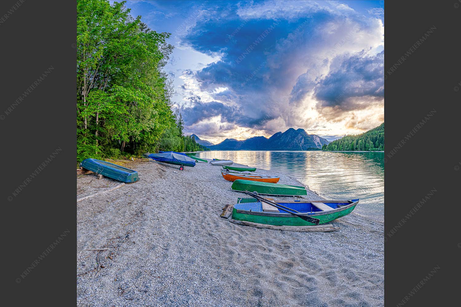 Beeindruckende Wolkenstimmung über dem Herzogstand mit Walchensee - Südsee 1:1  -- Walchensee mit Herzogstand - mehr Infos bei www.Kriner-Weiermann.de