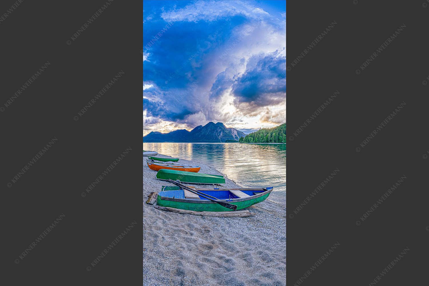 Beeindruckende Wolkenstimmung über dem Herzogstand mit Walchensee - Südsee 1:2  -- Walchensee mit Herzogstand - mehr Infos bei www.Kriner-Weiermann.de