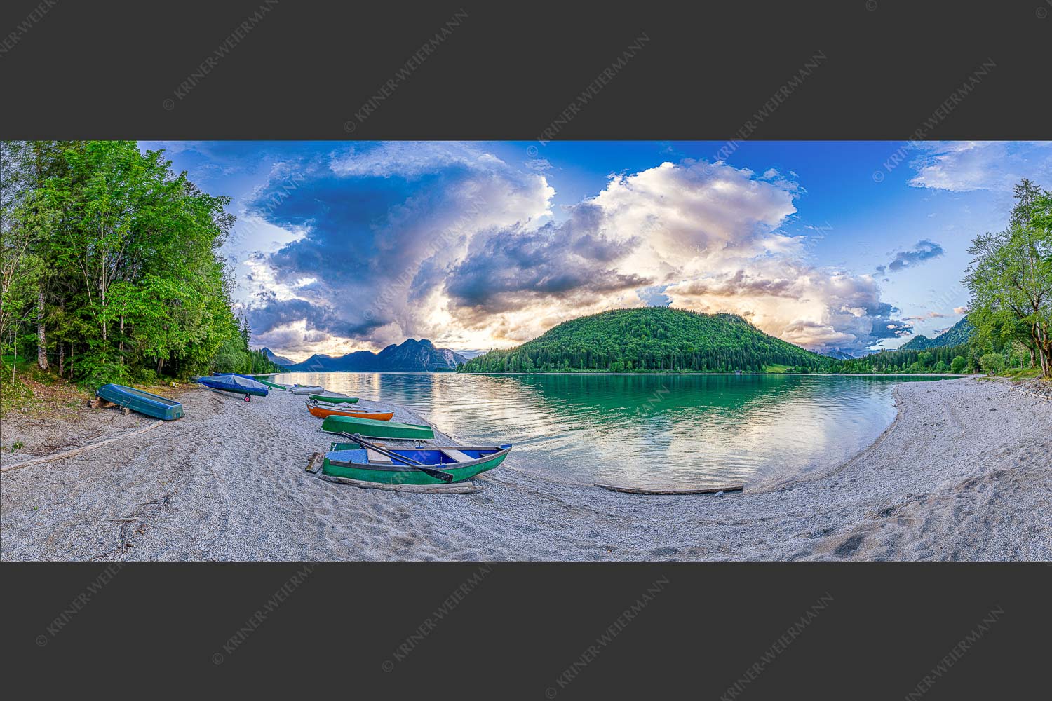 Beeindruckende Wolkenstimmung über dem Herzogstand mit Walchensee - Südsee 2,5:1  -- Walchensee mit Herzogstand - mehr Infos bei www.Kriner-Weiermann.de