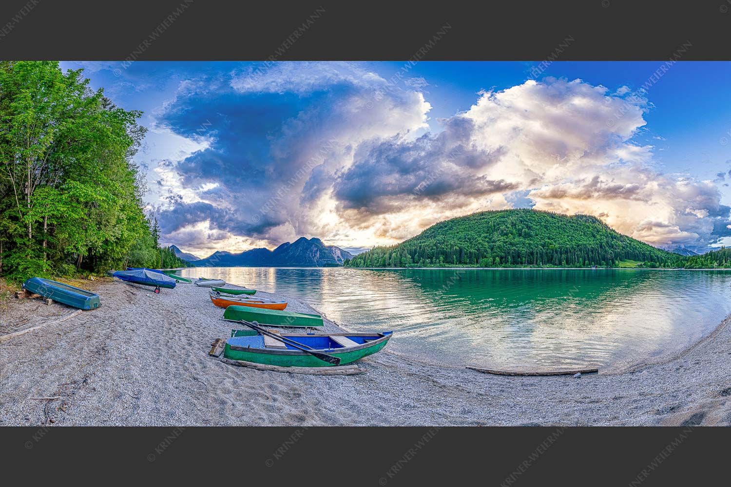 Beeindruckende Wolkenstimmung über dem Herzogstand mit Walchensee - Südsee 2:1  -- Walchensee mit Herzogstand - mehr Infos bei www.Kriner-Weiermann.de