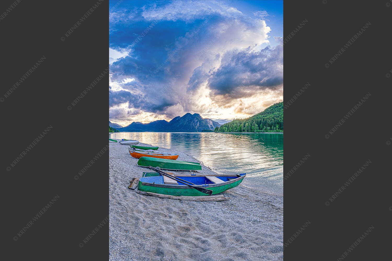 Beeindruckende Wolkenstimmung über dem Herzogstand mit Walchensee - Südsee 2:3  -- Walchensee mit Herzogstand - mehr Infos bei www.Kriner-Weiermann.de