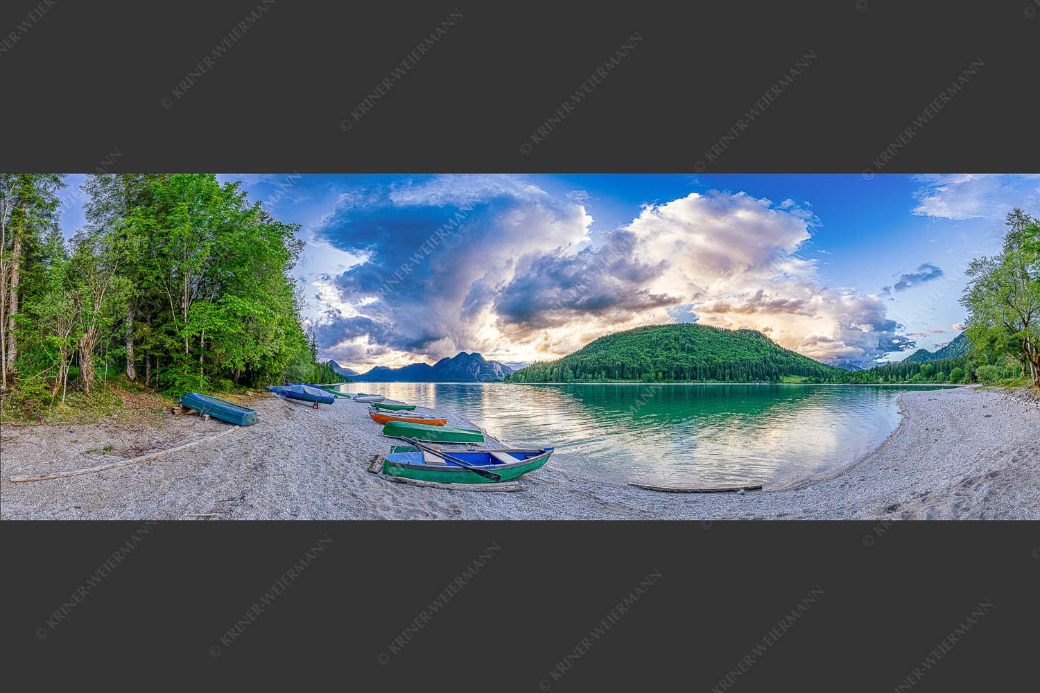 Beeindruckende Wolkenstimmung über dem Herzogstand mit Walchensee - Südsee 3:1  -- Walchensee mit Herzogstand - mehr Infos bei www.Kriner-Weiermann.de