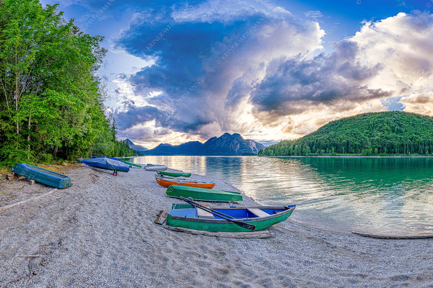 Beeindruckende Wolkenstimmung über dem Herzogstand mit Walchensee - Südsee 3:2  -- Walchensee mit Herzogstand - mehr Infos bei www.Kriner-Weiermann.de