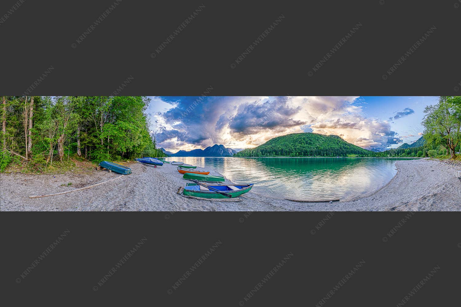 Beeindruckende Wolkenstimmung über dem Herzogstand mit Walchensee - Südsee 4:1  -- Walchensee mit Herzogstand - mehr Infos bei www.Kriner-Weiermann.de