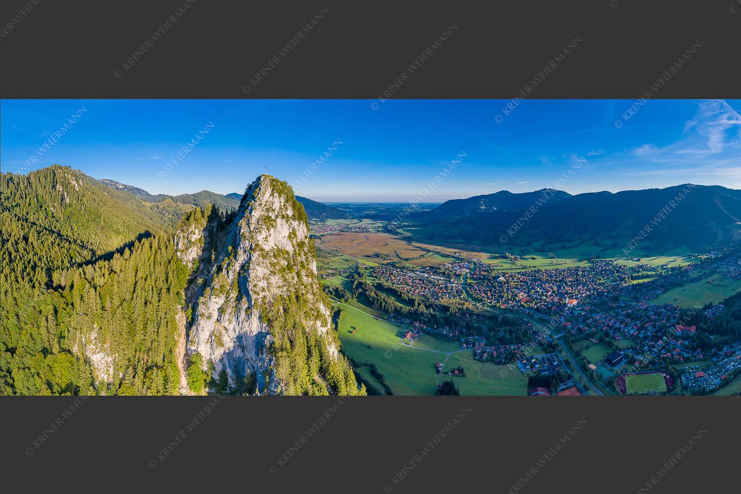 Blick am Kofel vorbei über Oberammergau zum Hörnle - Talwächter 2,5:1  -- Kofel mit Oberammergau - mehr Infos bei www.Kriner-Weiermann.de