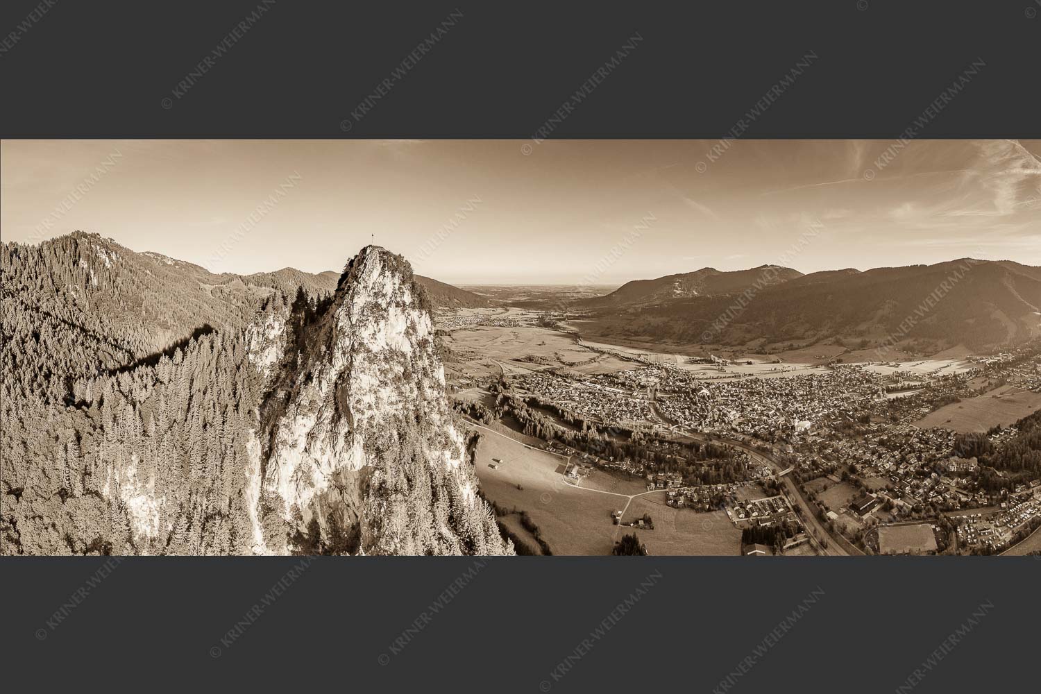 Blick am Kofel vorbei über Oberammergau zum Hörnle - Talwächter 2,5:1 sepia -- Kofel mit Oberammergau - mehr Infos bei www.Kriner-Weiermann.de