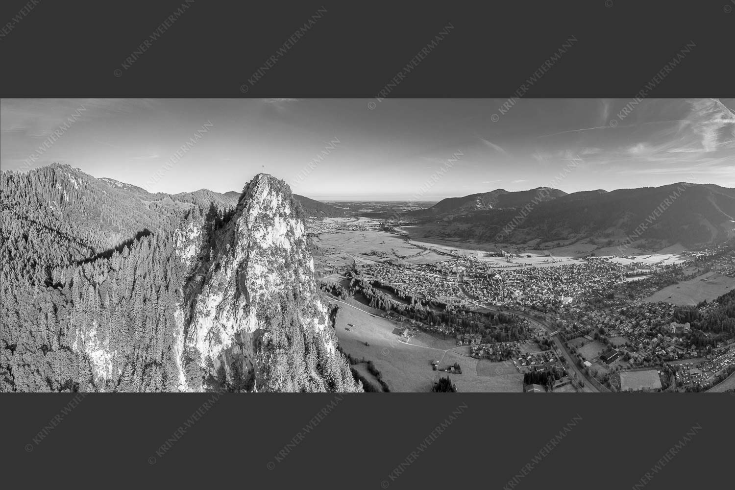 Blick am Kofel vorbei über Oberammergau zum Hörnle - Talwächter 2,5:1 sw -- Kofel mit Oberammergau - mehr Infos bei www.Kriner-Weiermann.de