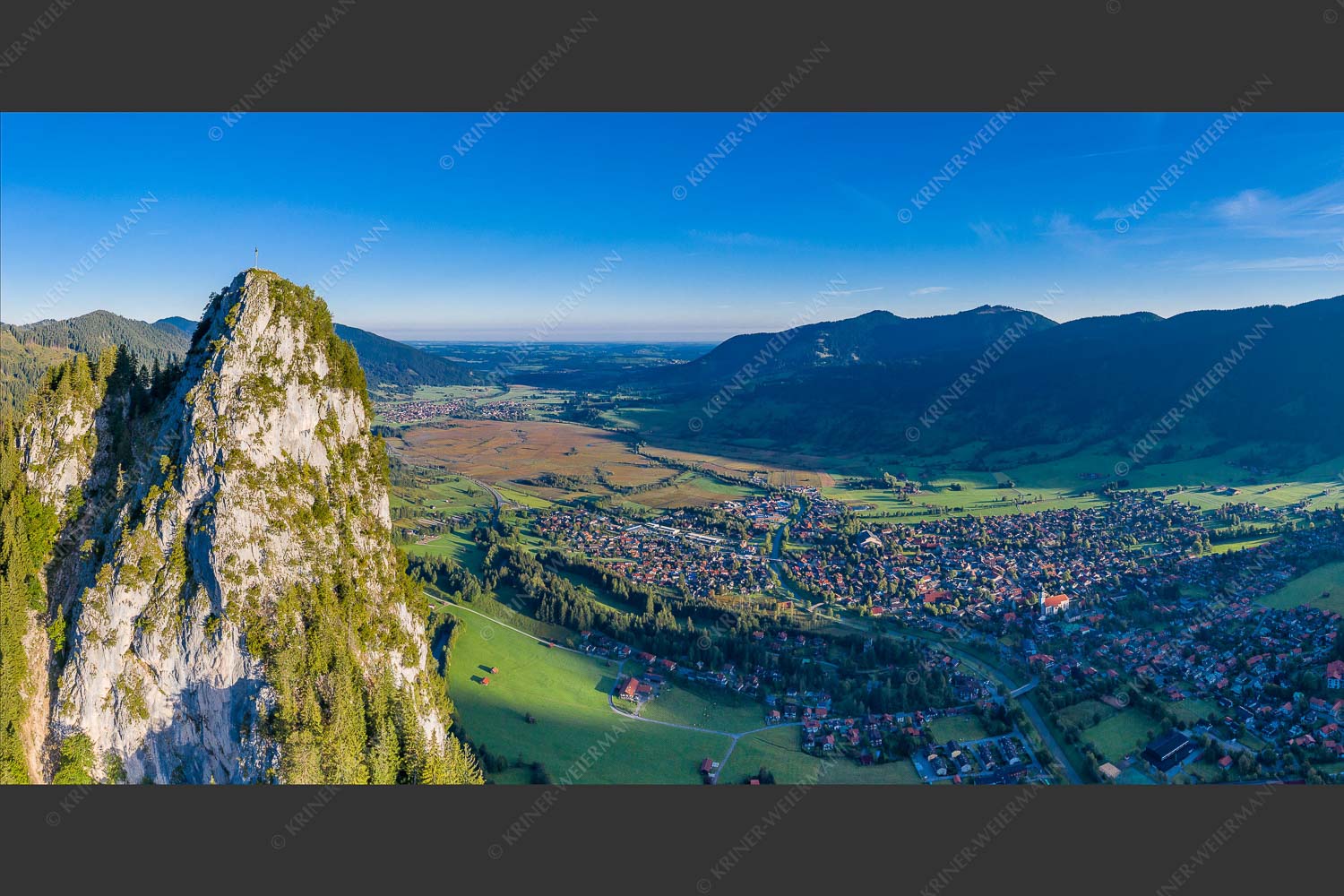 Blick am Kofel vorbei über Oberammergau zum Hörnle - Talwächter 2:1  -- Kofel mit Oberammergau - mehr Infos bei www.Kriner-Weiermann.de