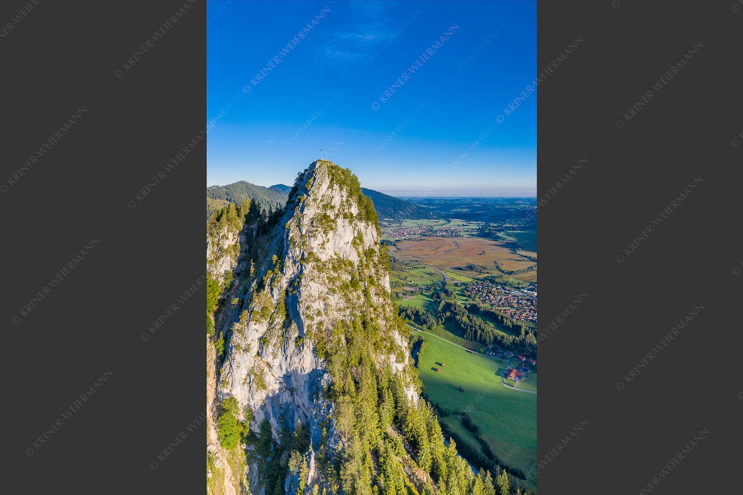 Blick am Kofel vorbei über Oberammergau zum Hörnle - Talwächter 2:3  -- Kofel mit Oberammergau - mehr Infos bei www.Kriner-Weiermann.de