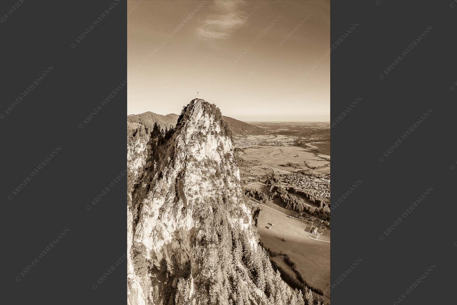 Blick am Kofel vorbei über Oberammergau zum Hörnle - Talwächter 2:3 sepia -- Kofel mit Oberammergau - mehr Infos bei www.Kriner-Weiermann.de