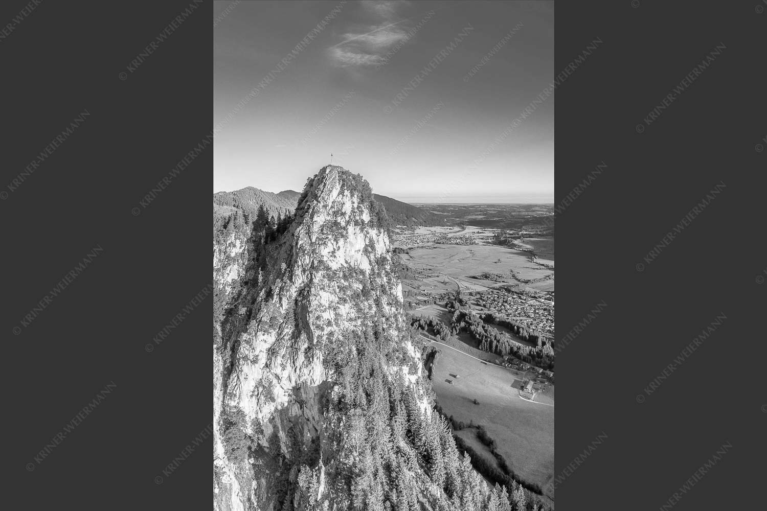 Blick am Kofel vorbei über Oberammergau zum Hörnle - Talwächter 2:3 sw -- Kofel mit Oberammergau - mehr Infos bei www.Kriner-Weiermann.de