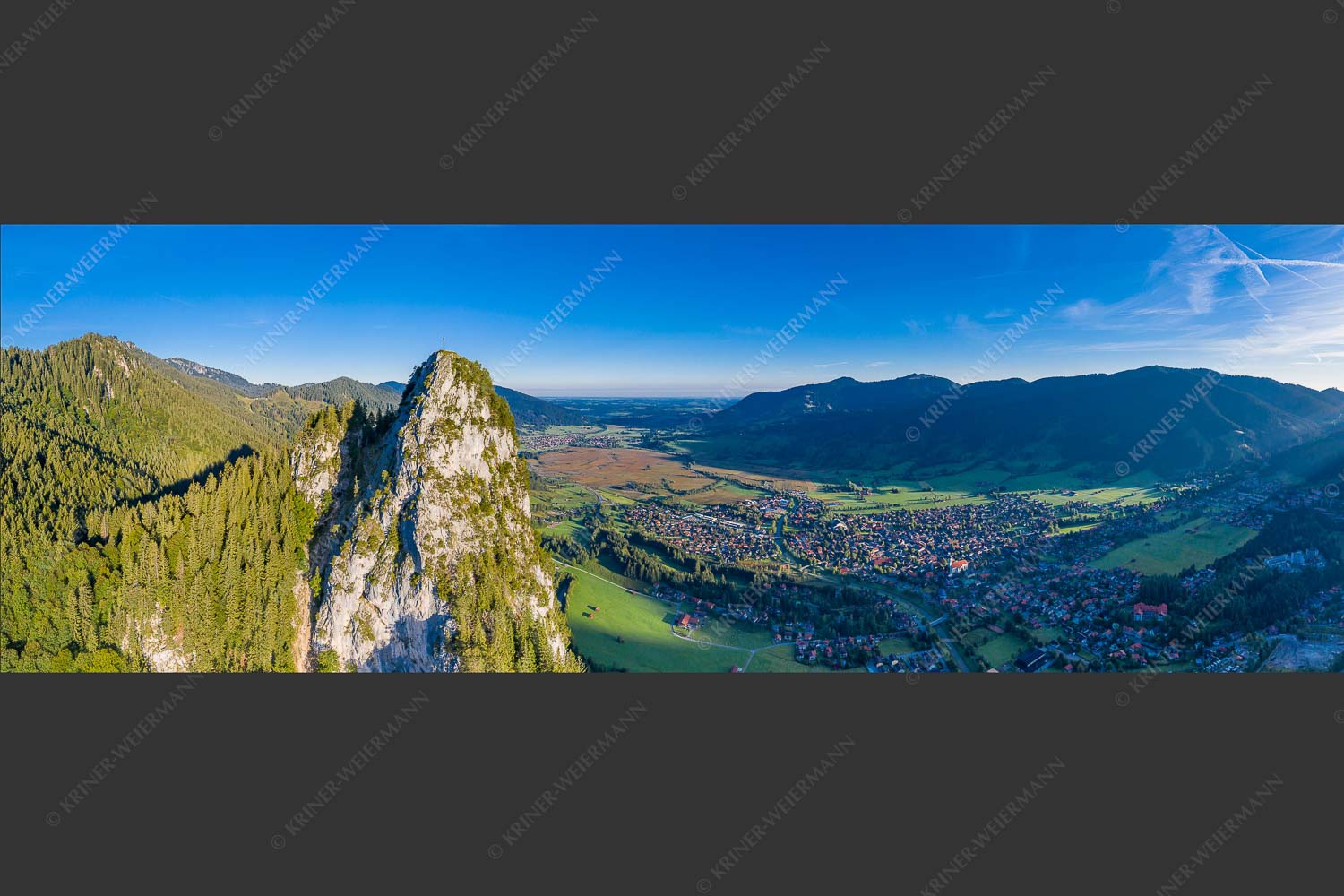 Blick am Kofel vorbei über Oberammergau zum Hörnle - Talwächter 3:1  -- Kofel mit Oberammergau - mehr Infos bei www.Kriner-Weiermann.de