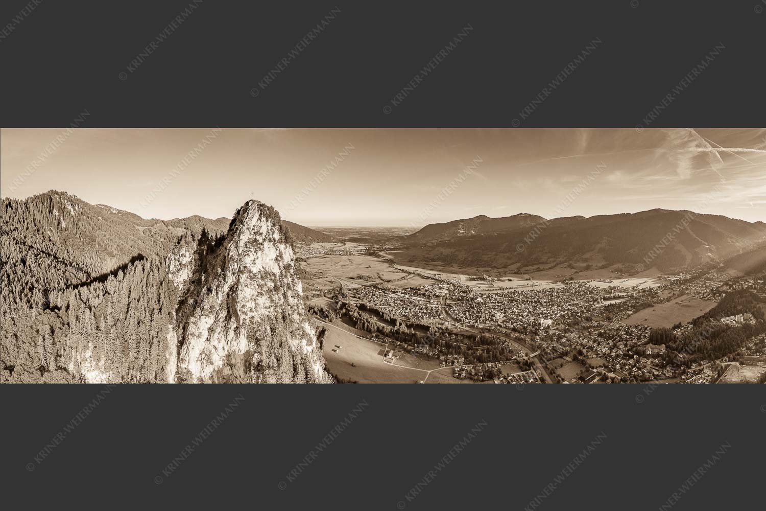 Blick am Kofel vorbei über Oberammergau zum Hörnle - Talwächter 3:1 sepia -- Kofel mit Oberammergau - mehr Infos bei www.Kriner-Weiermann.de